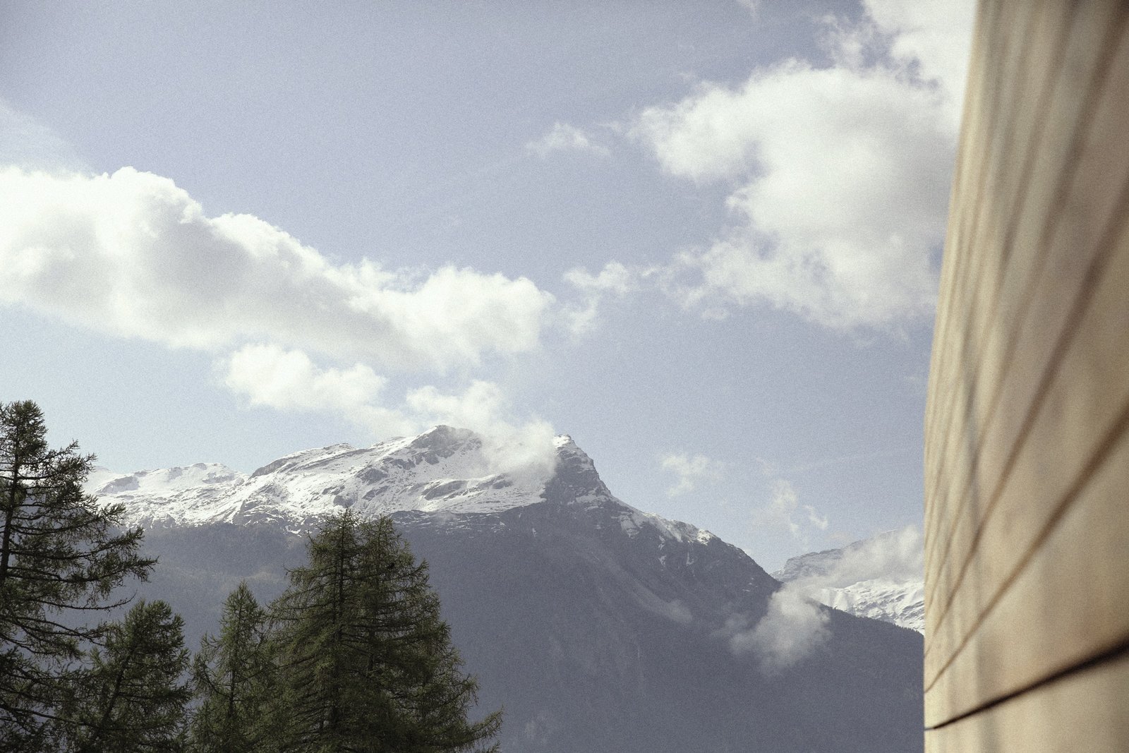 Blick vom Restaurant Muntsulej auf die Bündner Bergwelt
